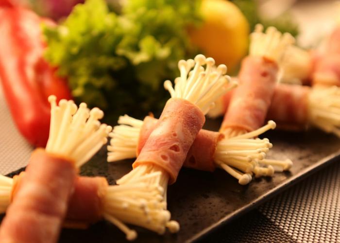 烤培根金针菇卷